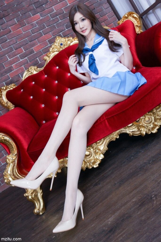 成熟迷人的美少妇，美腿纤细白皙真性感-小李街拍