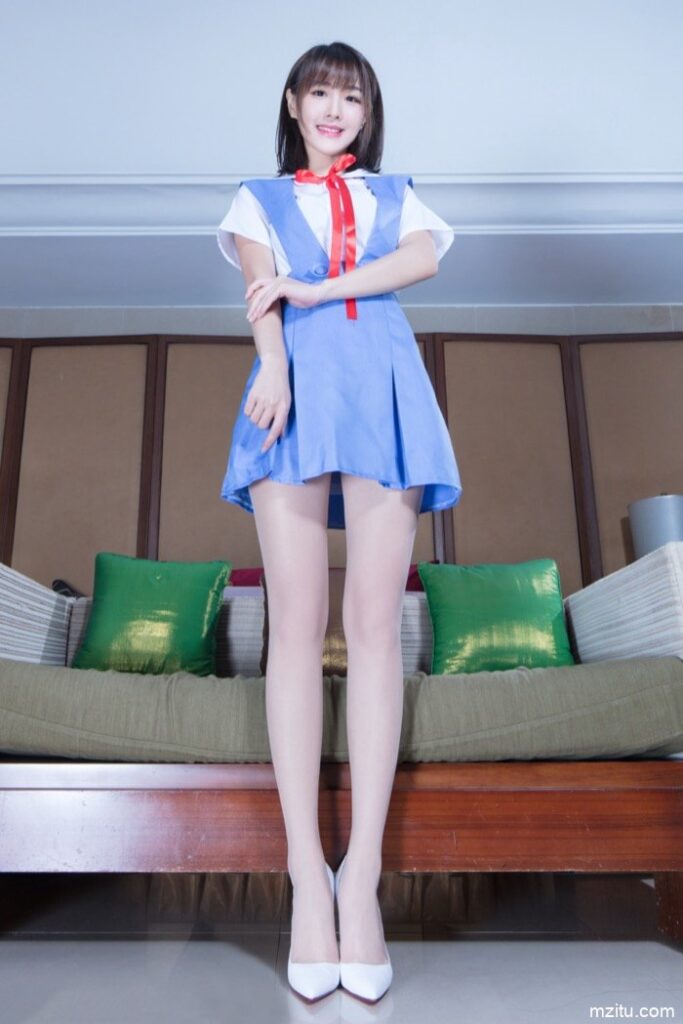 台湾妹子好甜美，一双大白腿让人移不开眼！-小李街拍