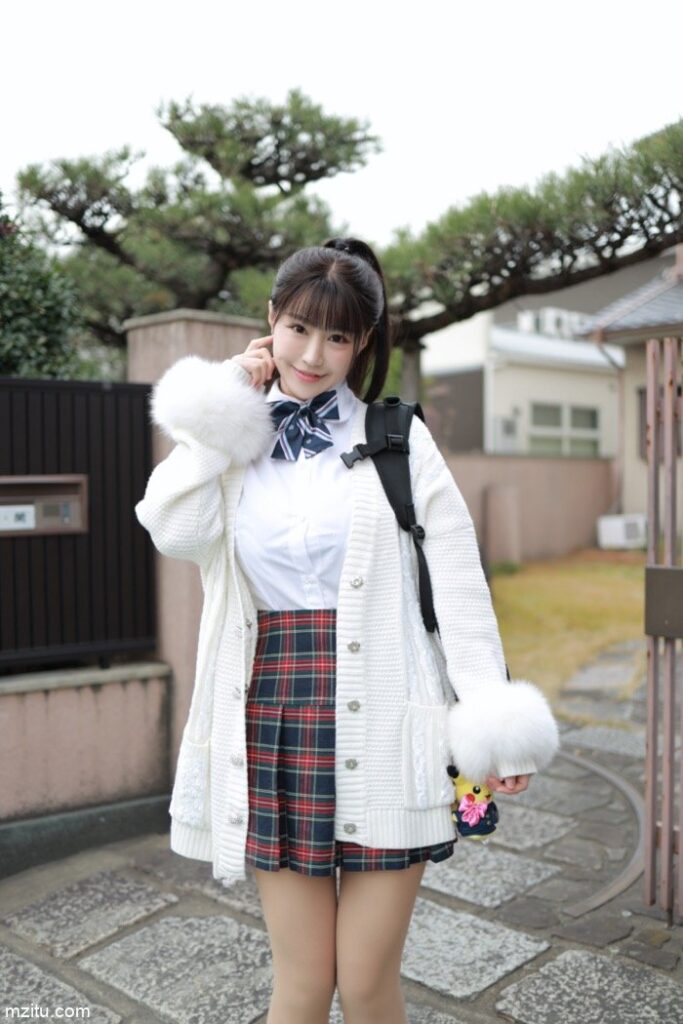 甜美小姐姐朱可儿：下课后来一场尾随的约会-小李街拍