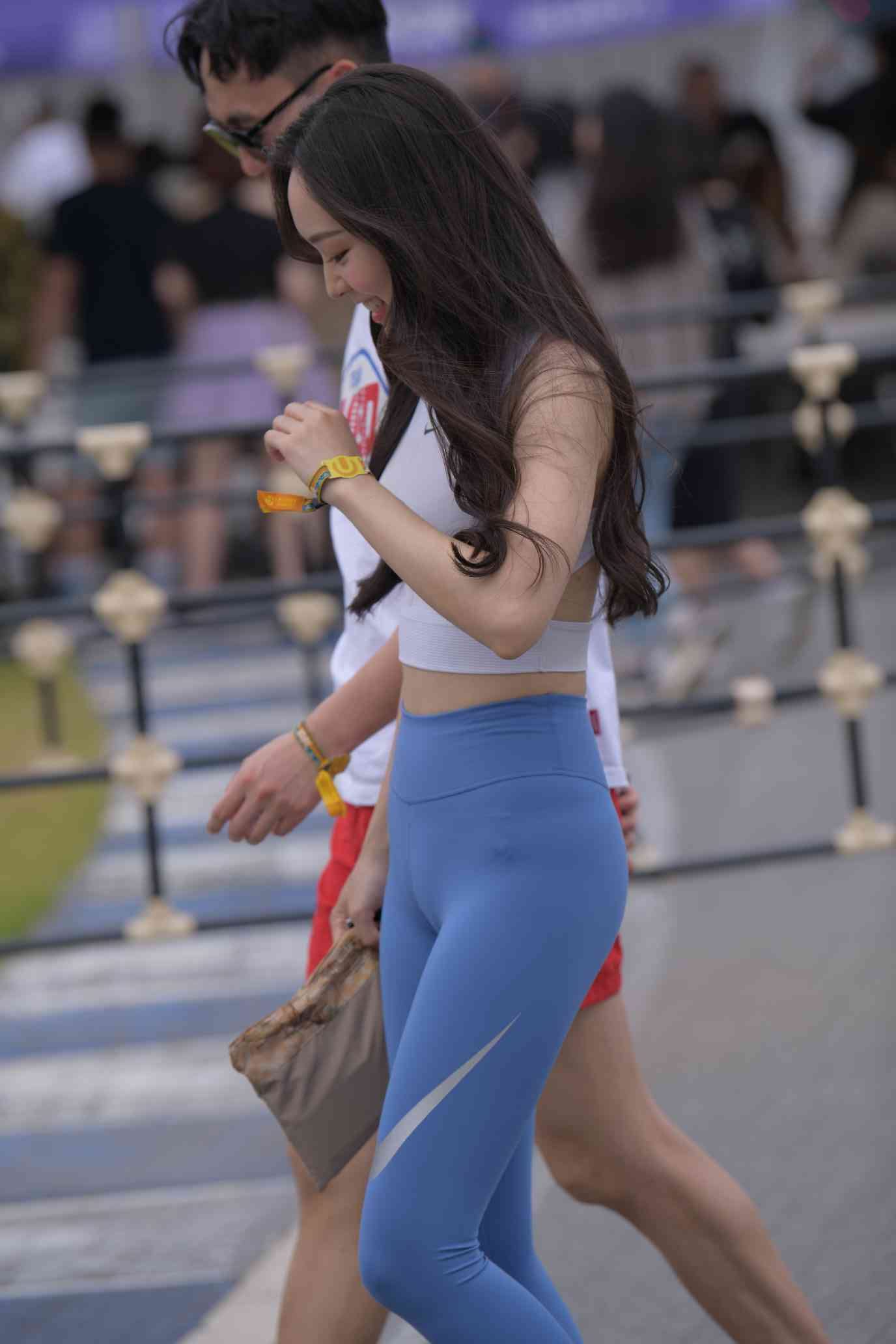 图片[1]-陪男朋友逛街的瑜伽裤女孩【74P】04034-小李街拍