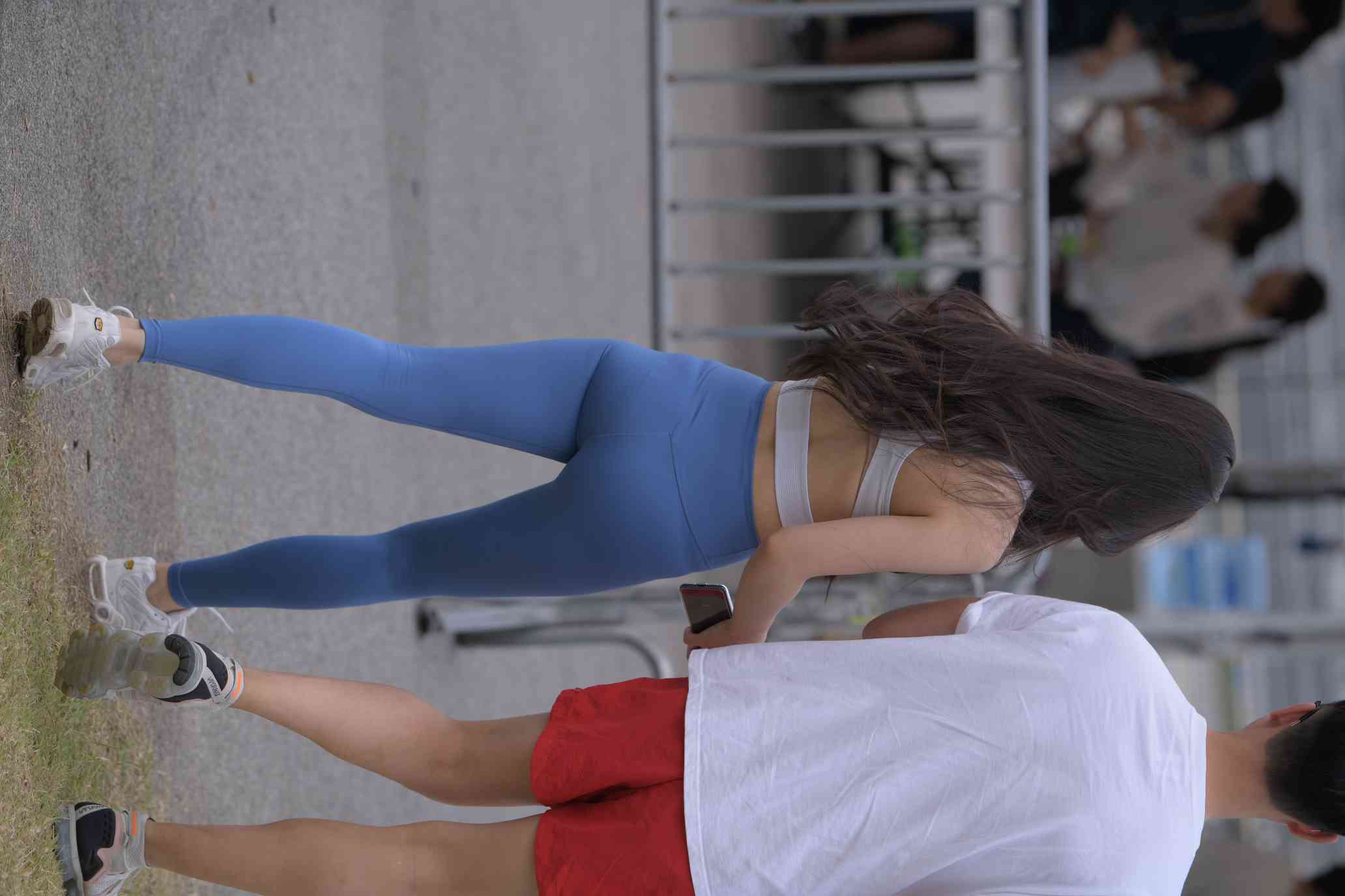 图片[3]-陪男朋友逛街的瑜伽裤女孩【74P】04034-小李街拍