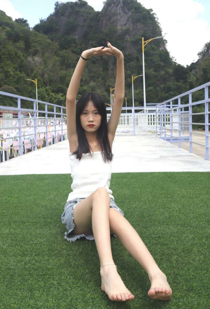 坐在草地上的长发女孩【172P】20012-小李街拍