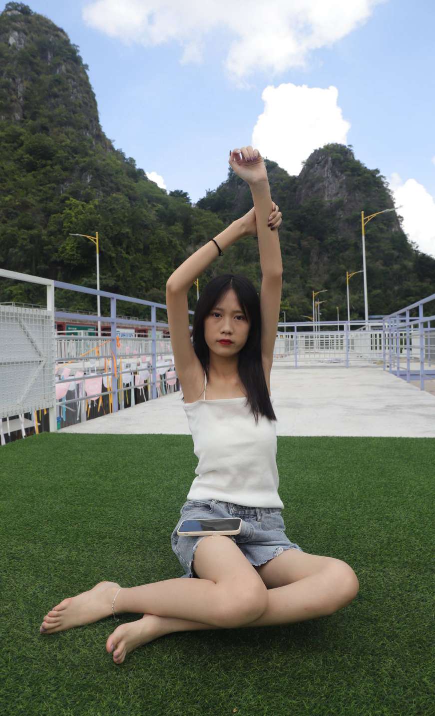 图片[3]-坐在草地上的长发女孩【172P】20012-小李街拍