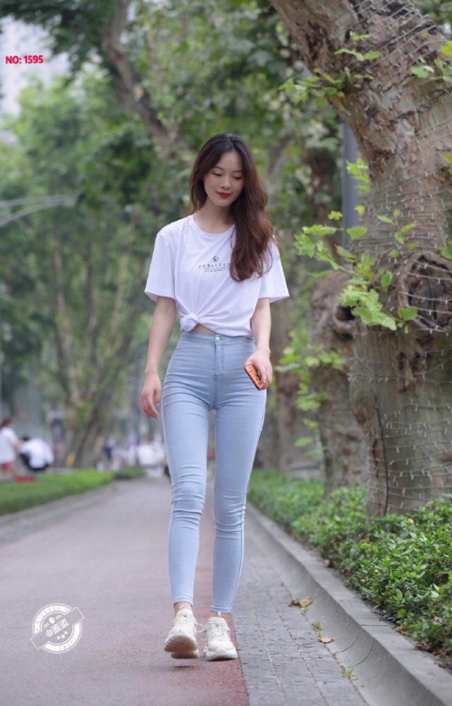 图片[1]-个子非常高的紧身牛仔裤女孩J2065 879P1V-25.5GB-小李街拍