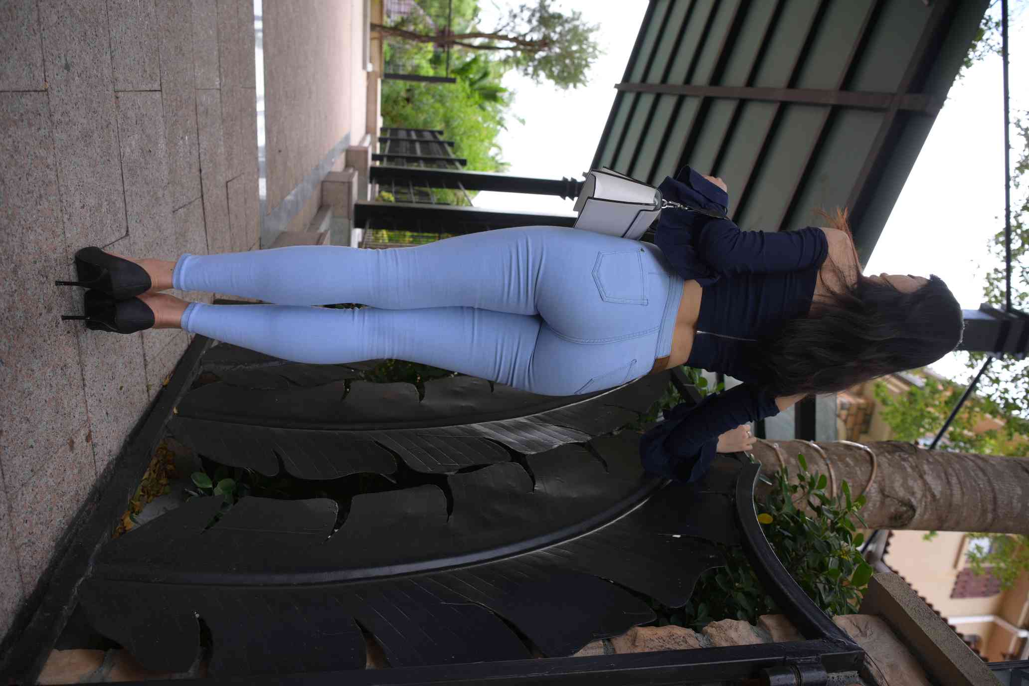 图片[3]-紧身牛仔裤女生【1127P】04027-小李街拍