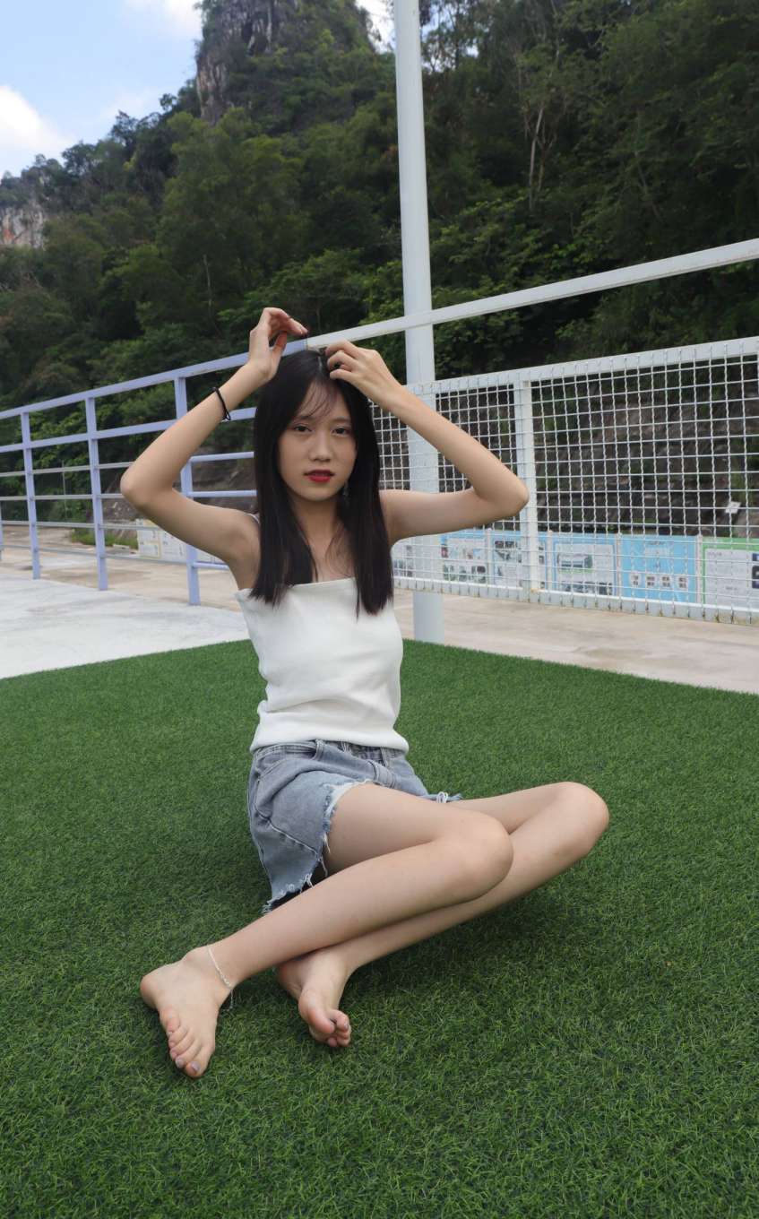 图片[4]-坐在草地上的长发女孩【172P】20012-小李街拍