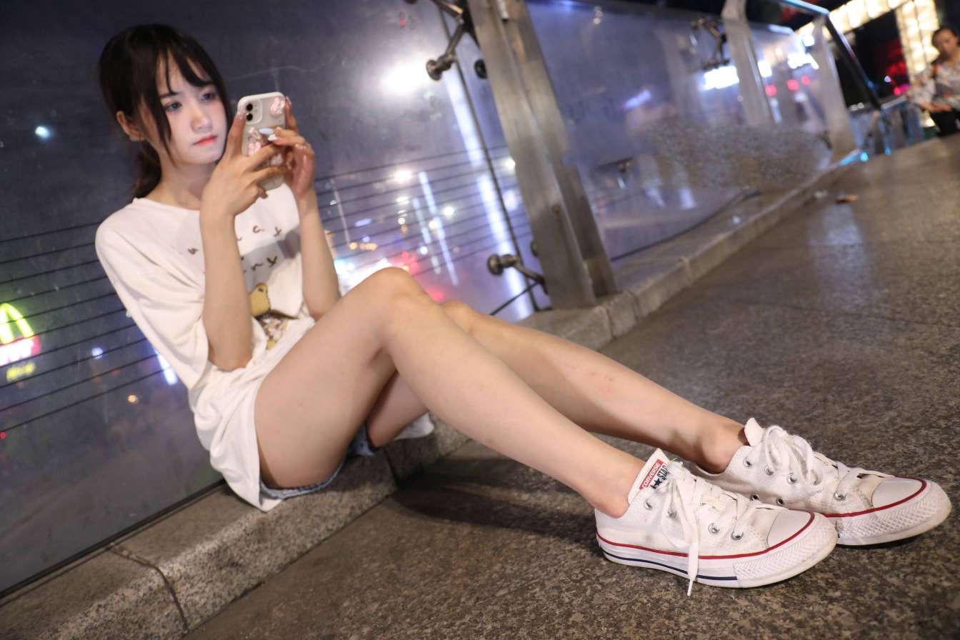 图片[3]-KTV里唱歌的长腿帆布鞋女孩【102P】20015-小李街拍