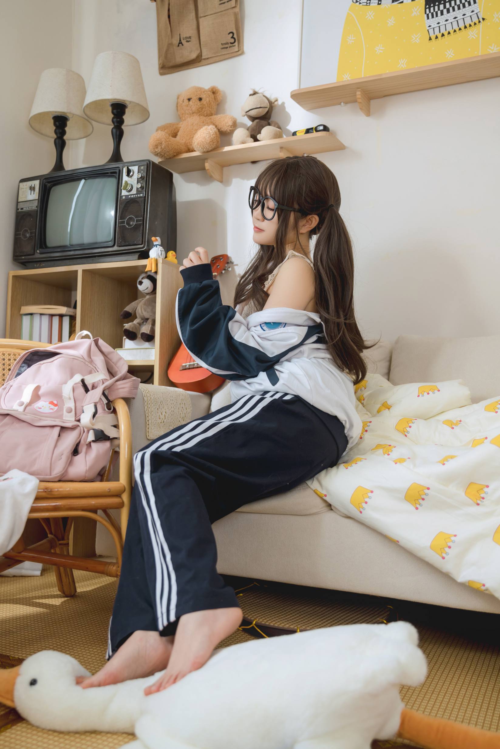 图片[1]-穿校服的双马尾女孩【64P】20010-小李街拍