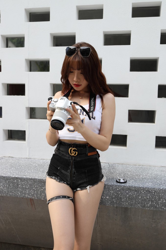 图片[4]-在户外玩单反相机的牛仔热裤女孩【450MB】00032-小李街拍