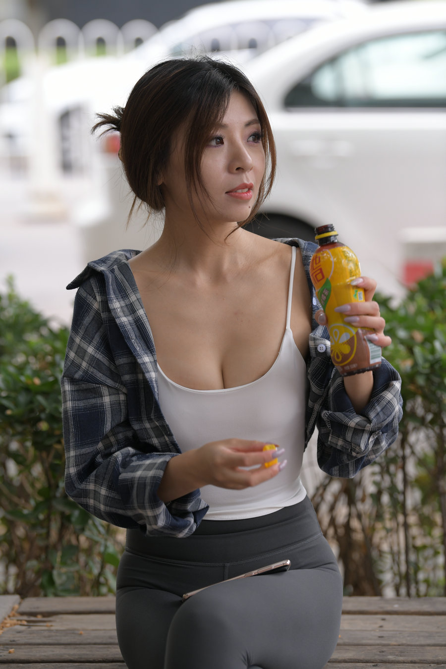 图片[1]-喝饮料的瑜伽裤女孩J2242 383P1V-17.5GB-小李街拍