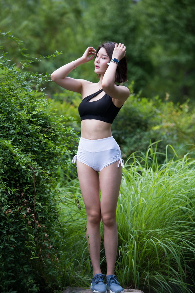 图片[5]-在户外玩耍的白色短裤漂亮姑娘【239P】00061-小李街拍