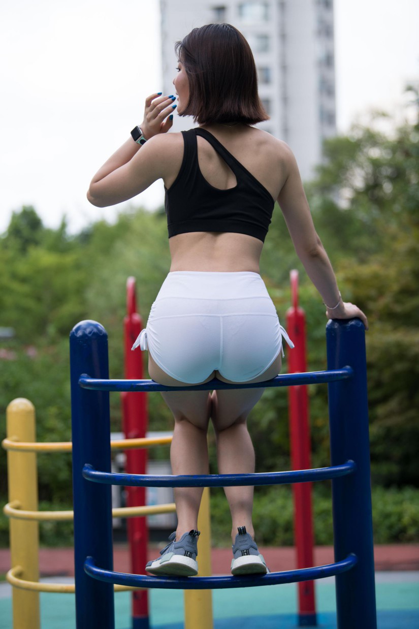 图片[6]-在户外玩耍的白色短裤漂亮姑娘【239P】00061-小李街拍