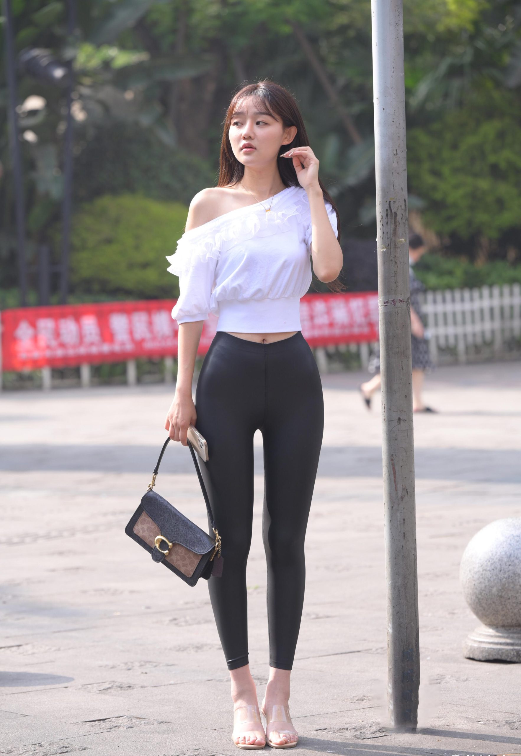 图片[5]-笑容非常甜美且治愈的皮裤女孩 J1945 751P1V-22.1GB-小李街拍