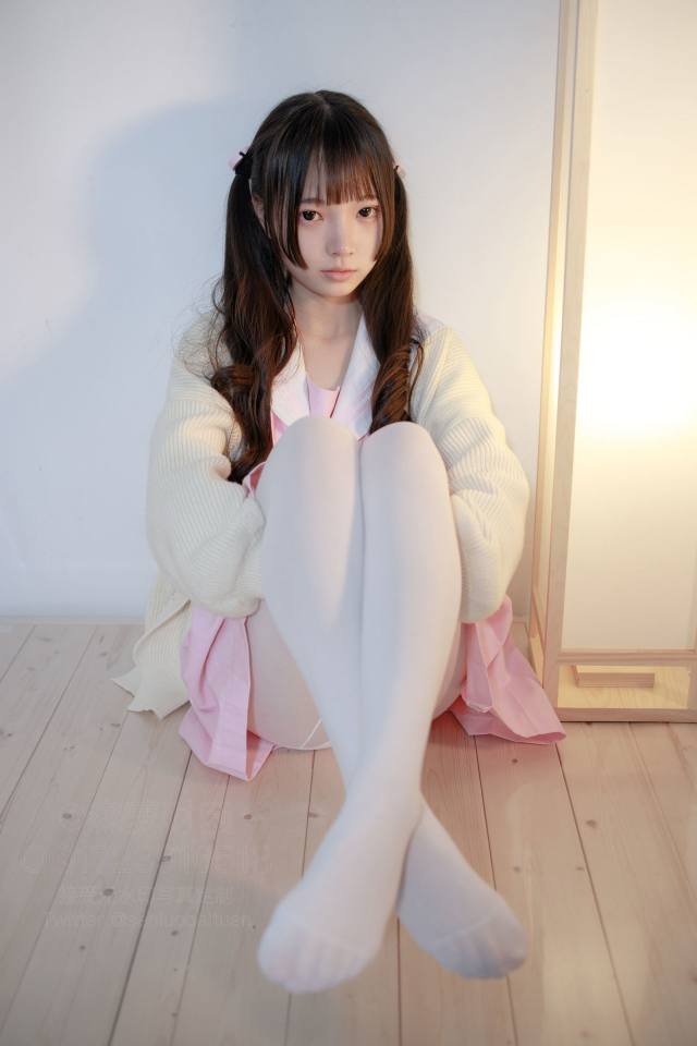 好像有什么心事的白丝双马尾女孩【59P】20022-小李街拍