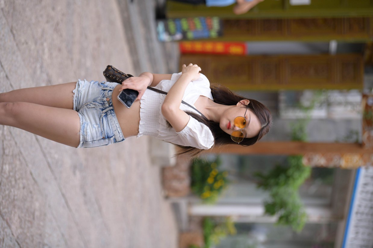 图片[2]-戴太阳镜的牛仔短裤紧身牛仔MM【167P】00021-小李街拍
