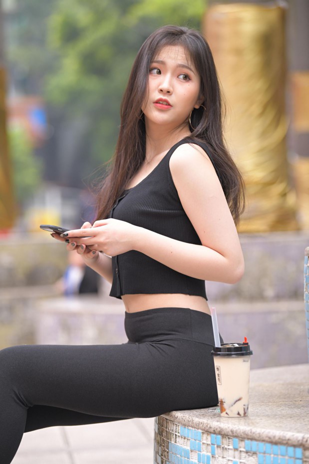 喝奶茶的黑色瑜伽裤长发姑娘【376P】00055-小李街拍