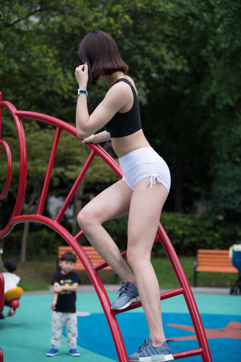 图片[2]-在户外玩耍的白色短裤漂亮姑娘【239P】00061-小李街拍