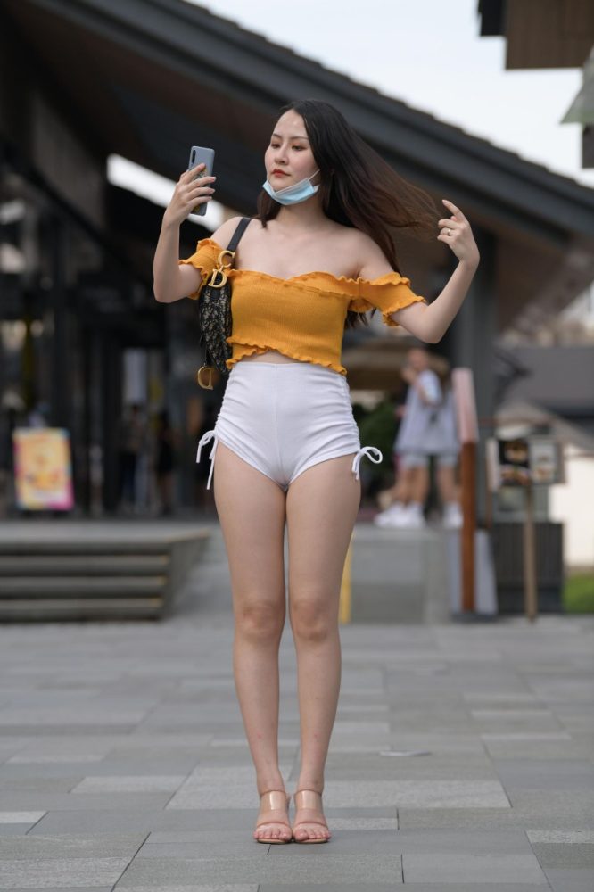 高腰白色短裤的漂亮女孩【767P】00065-小李街拍
