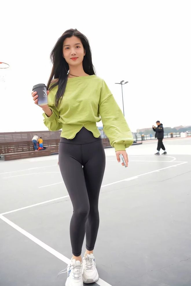 绿色瑜伽裤女孩很开心 J1519 1094P1V-27.6GB-小李街拍