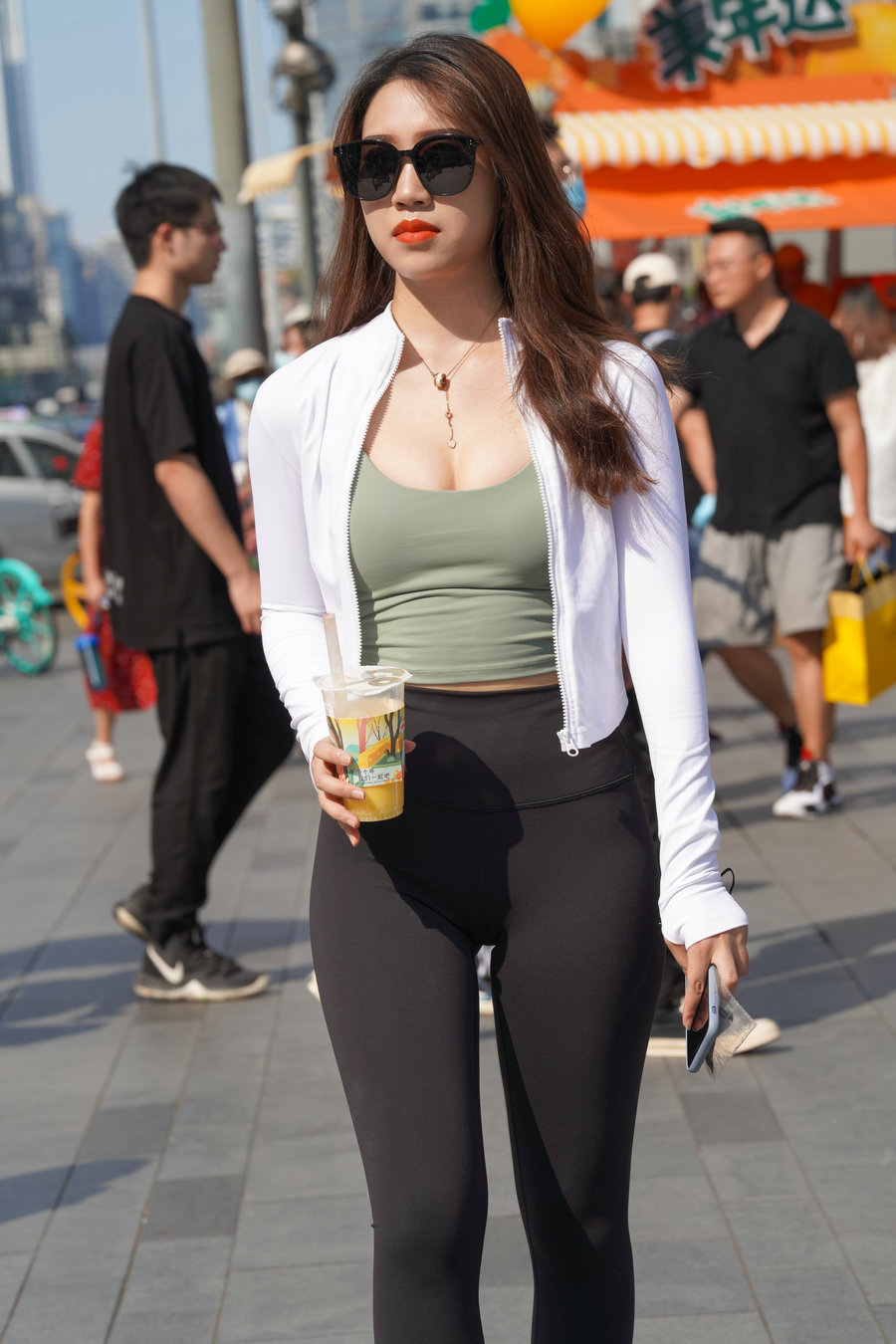 图片[1]-戴墨镜逛街的瑜伽裤女孩 J2859 368P6V-22.8GB-小李街拍