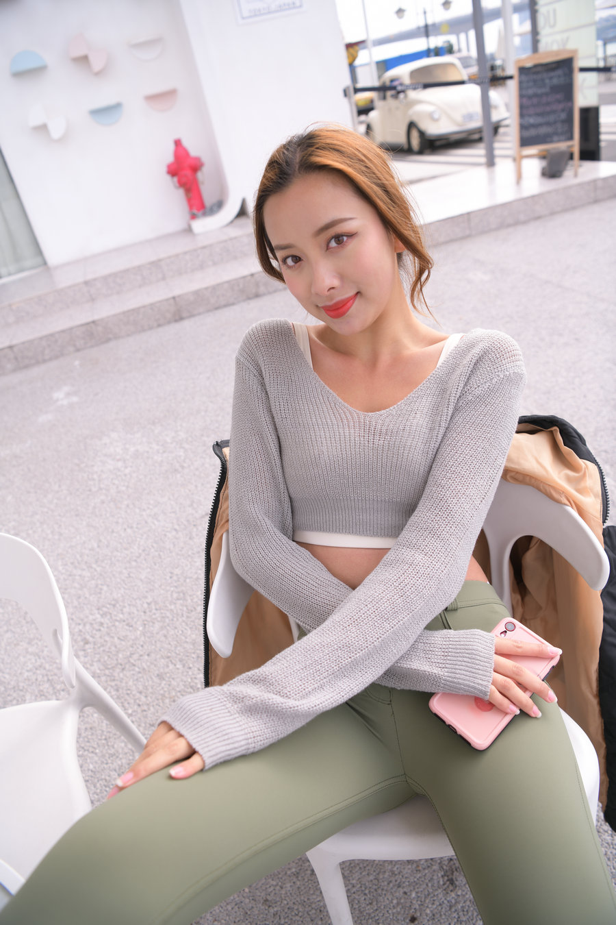 图片[2]-非常可爱的瑜伽裤女孩坐在凳子上 J1520 998P1V-26.5GB-小李街拍