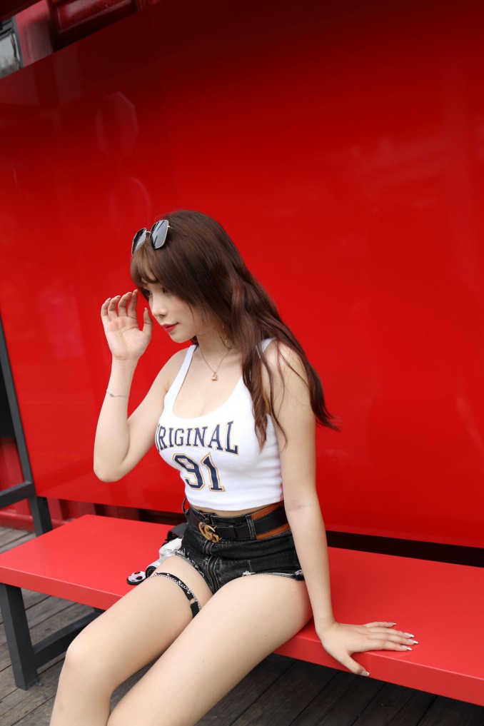 图片[5]-在户外玩单反相机的牛仔热裤女孩【450MB】00032-小李街拍