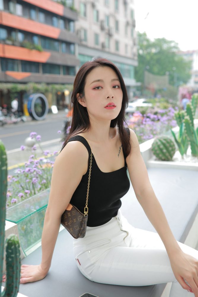 非常漂亮的白色紧身裤女孩J2055 895P2V-24.5GB-小李街拍