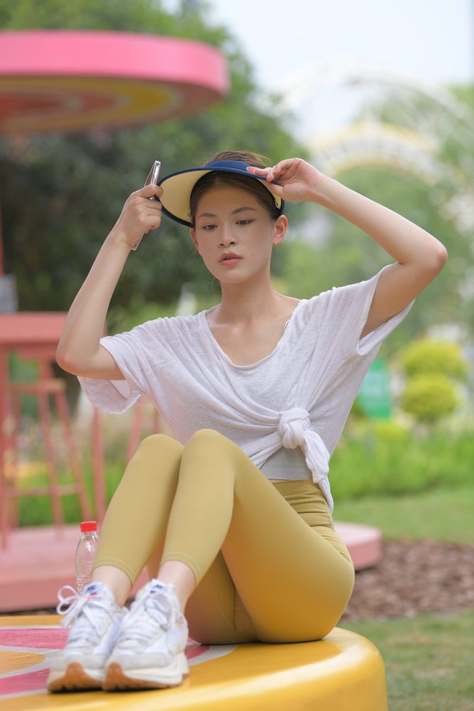 戴着遮阳帽的瑜伽裤女孩J2965 796P1V-27.1GB-小李街拍