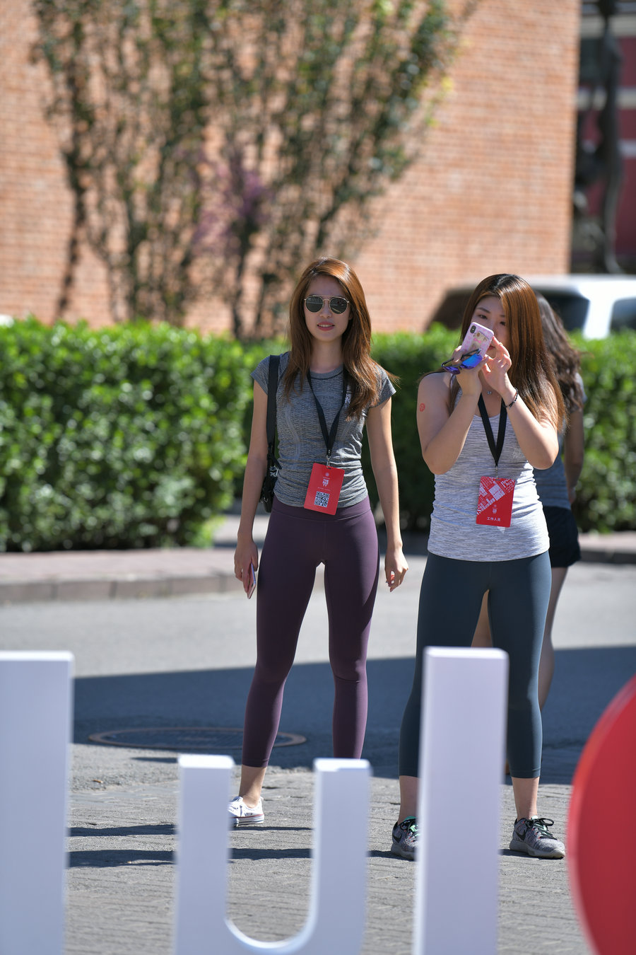 图片[1]-紫色瑜伽裤墨镜导游J4604 27P-336MB-小李街拍