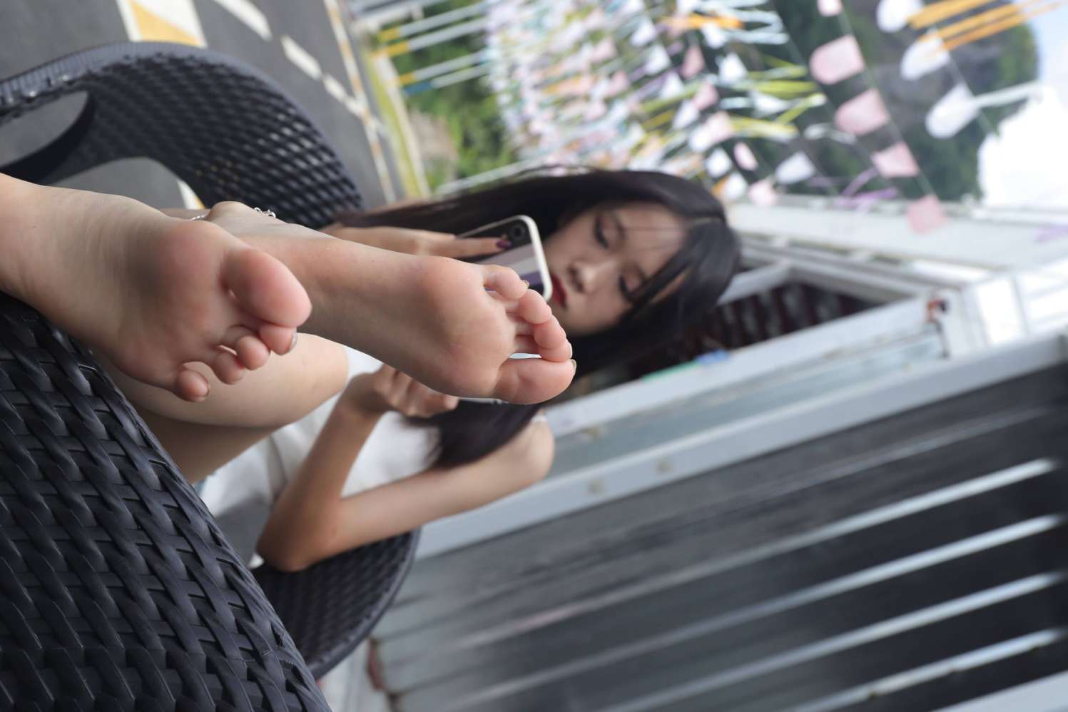 图片[2]-坐在草地上的长发女孩【172P】20012-小李街拍