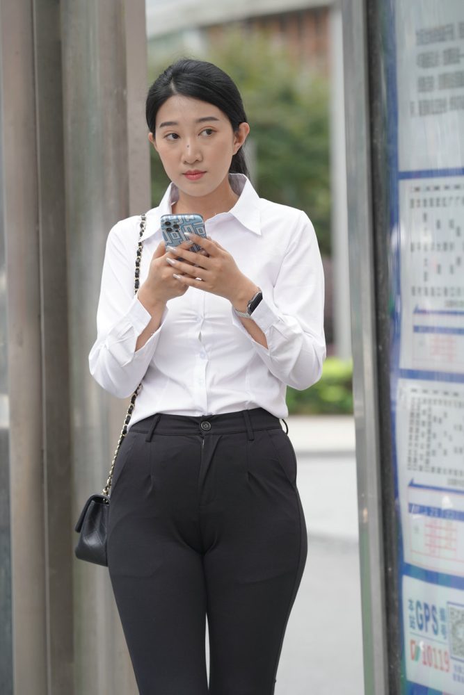 图片[3]-等公交的制服女人J2130 976P2V-29.5GB-小李街拍