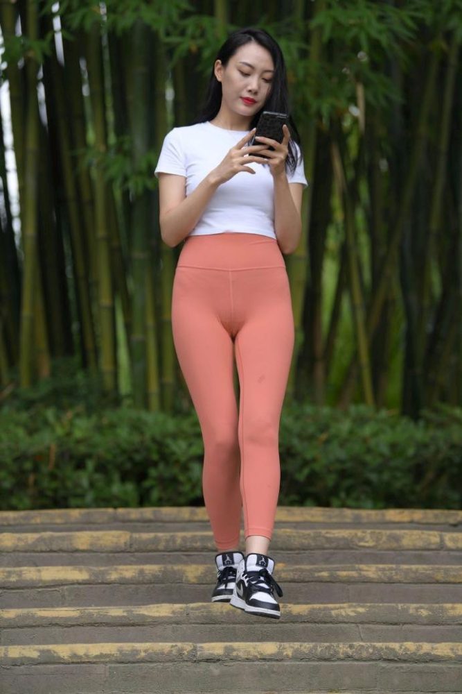 图片[1]-时尚的橘色瑜伽裤女人 J1935 496P1V-20.8GB-小李街拍