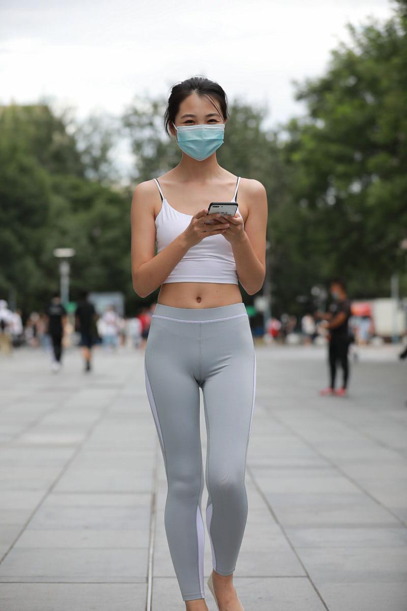 图片[4]-灰色瑜伽裤姑娘笑容超甜 J7899 180P2V-2.15GB-小李街拍