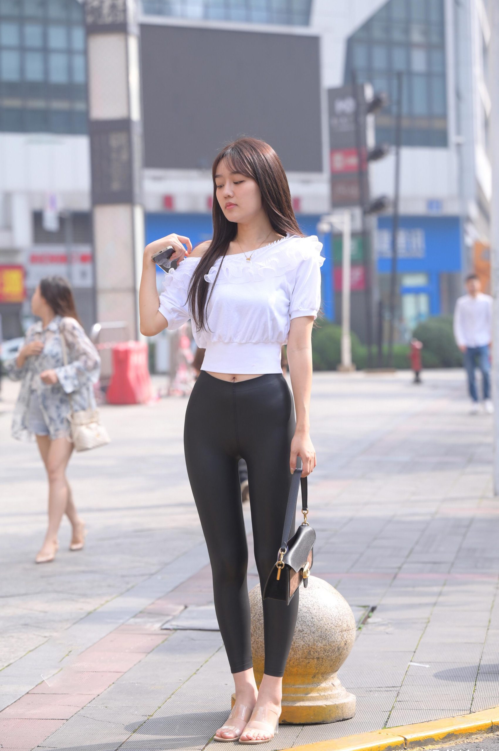 图片[4]-笑容非常甜美且治愈的皮裤女孩 J1945 751P1V-22.1GB-小李街拍