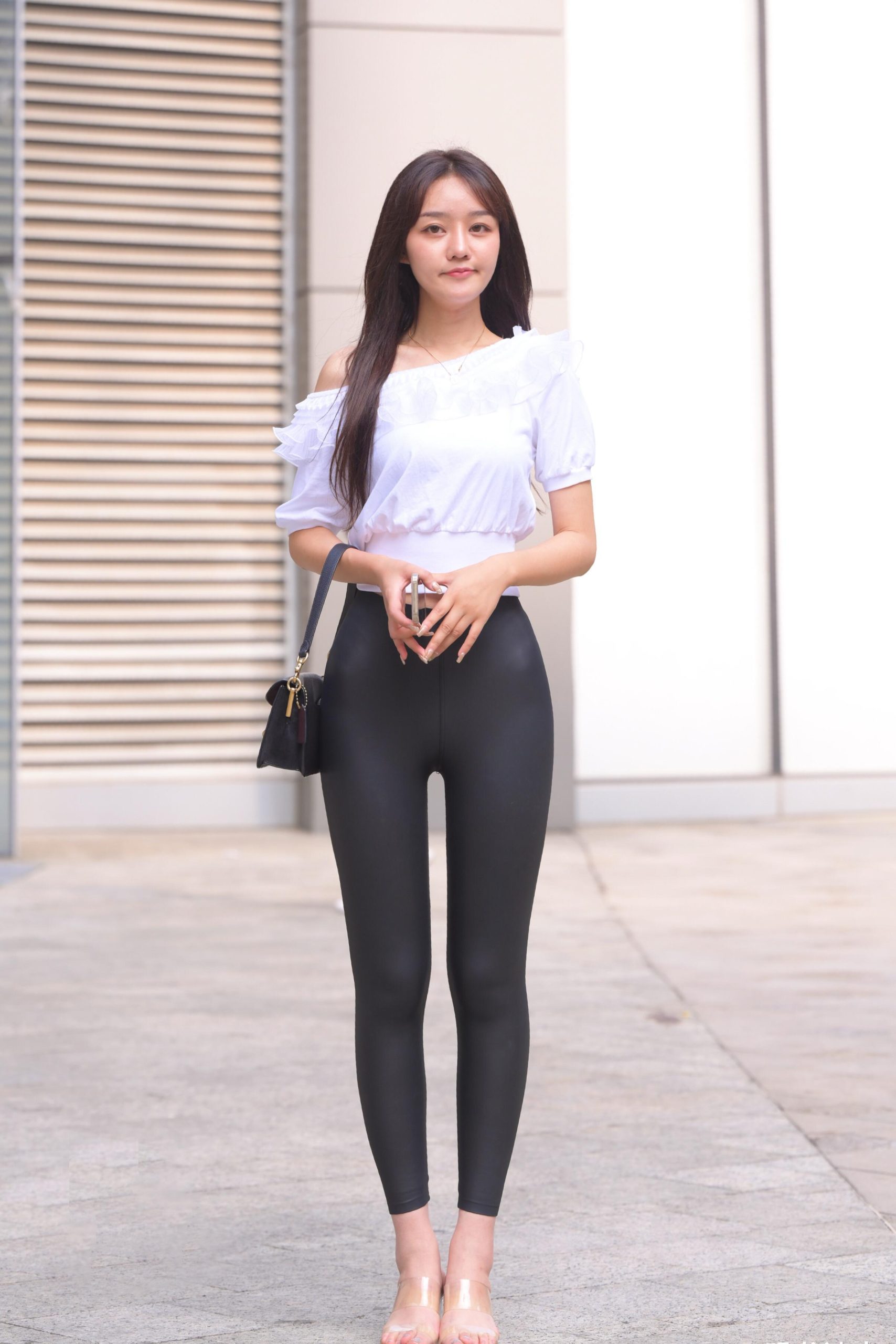 图片[2]-笑容非常甜美且治愈的皮裤女孩 J1945 751P1V-22.1GB-小李街拍