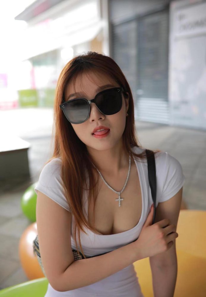 看上去拽拽的瑜伽裤女孩 J1695 425P1V-14.0GB-小李街拍