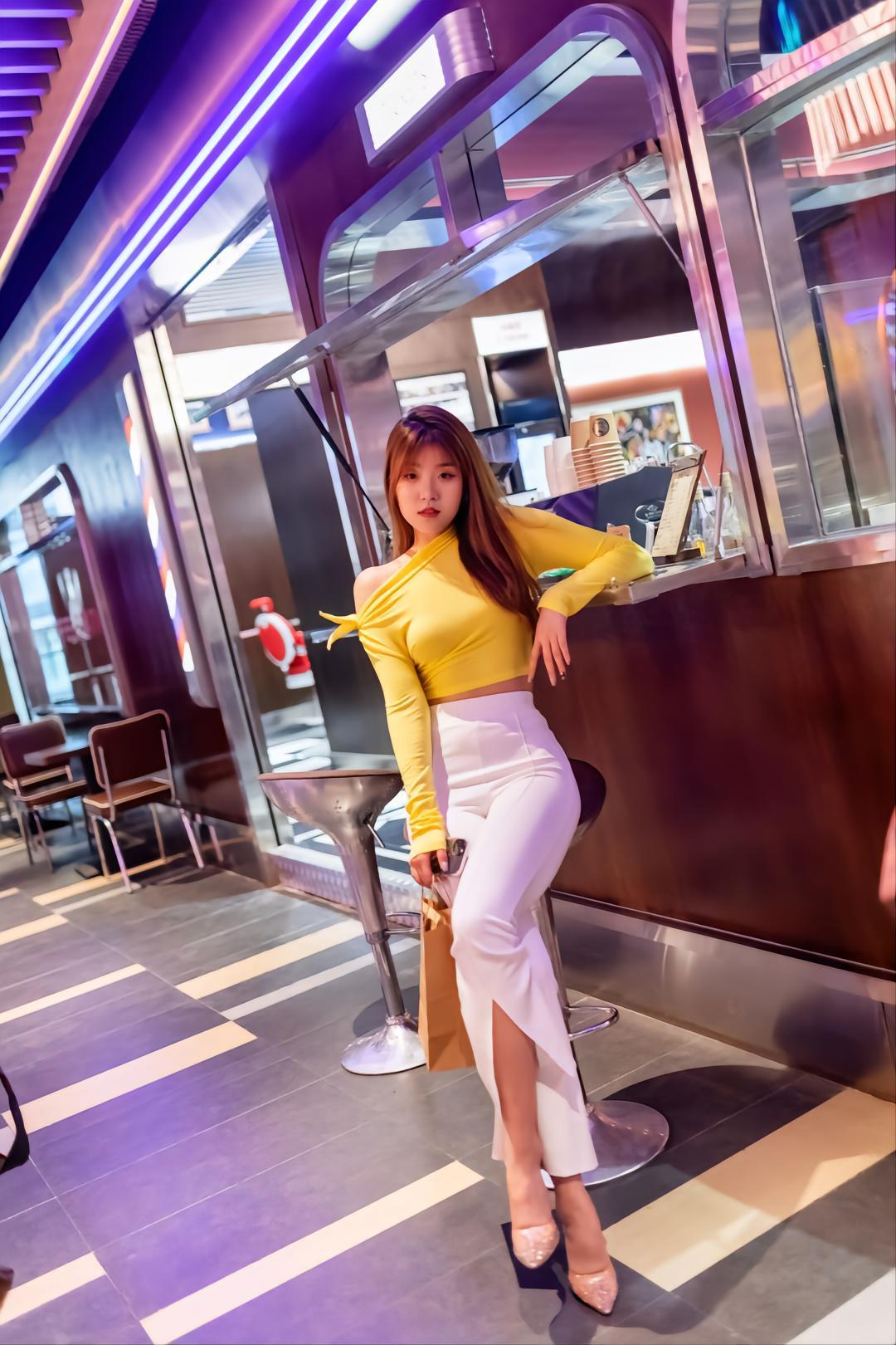 图片[2]-白色紧身牛仔喇叭裤女孩 J1568 428P2V-19.6GB-小李街拍