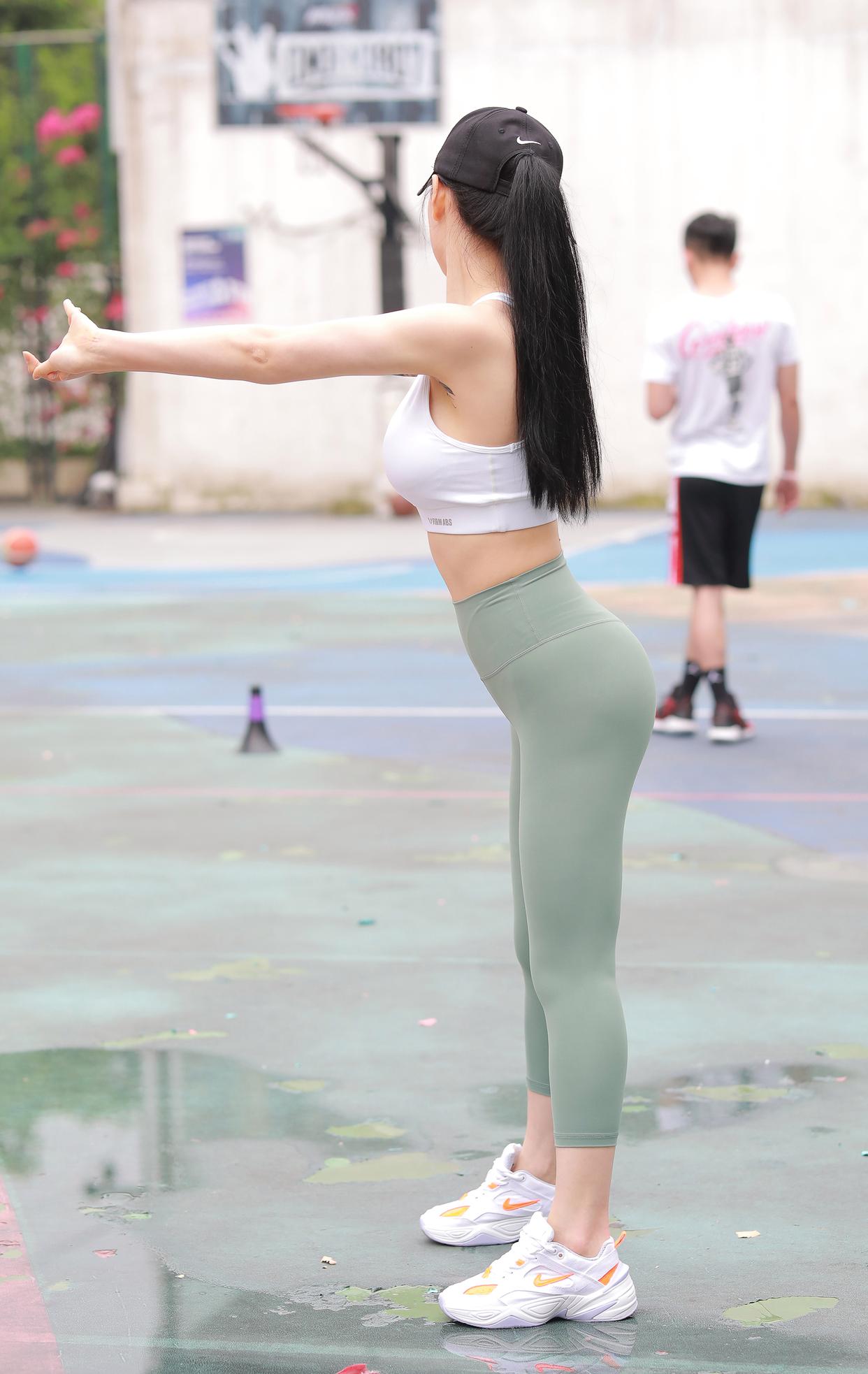 图片[1]-打扮很休闲的瑜伽裤女孩 J1600 415P3V-10.4GB-小李街拍