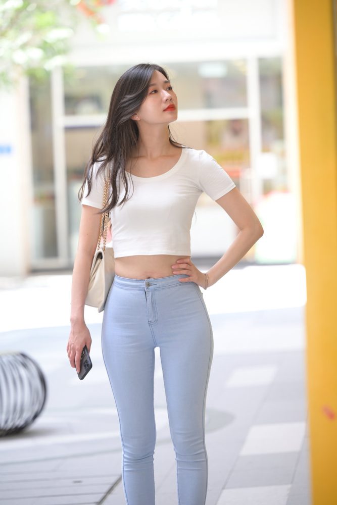 图片[2]-正在逛街的紧身牛仔裤女孩J1815 1112P1V-30.2GB-小李街拍