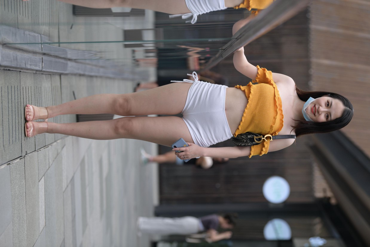 图片[2]-高腰白色短裤的漂亮女孩【767P】00065-小李街拍