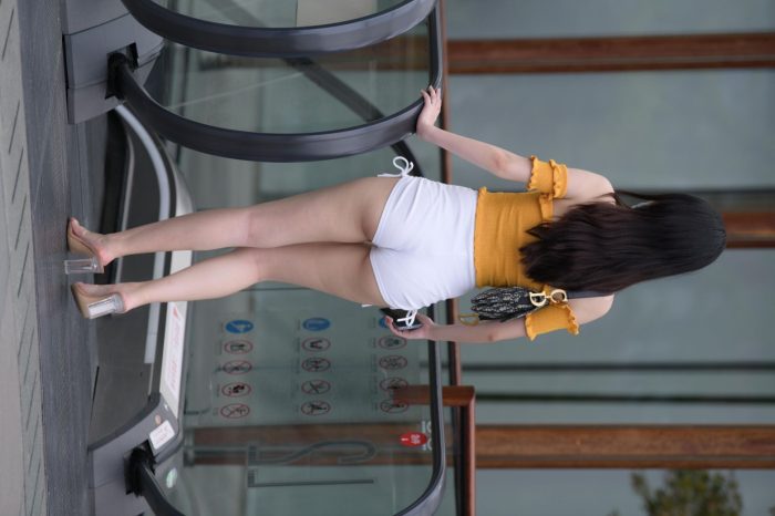 高腰白色短裤的漂亮女孩【767P】00065-小李街拍