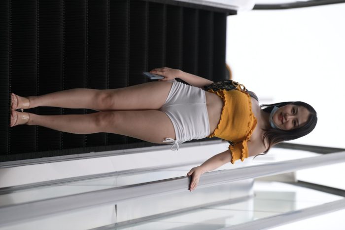 高腰白色短裤的漂亮女孩【767P】00065-小李街拍