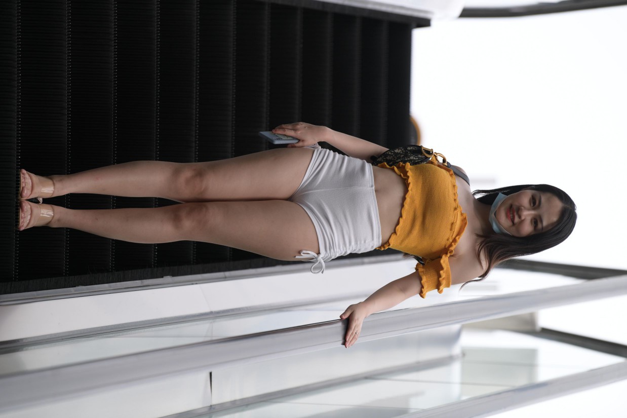 图片[4]-高腰白色短裤的漂亮女孩【767P】00065-小李街拍