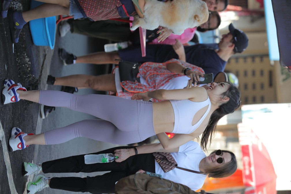 图片[4]-逛商场买东西的瑜伽裤老师【666P】00012-小李街拍