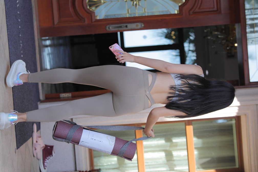 图片[5]-灰色瑜伽裤温柔的女孩【369P】00058-小李街拍