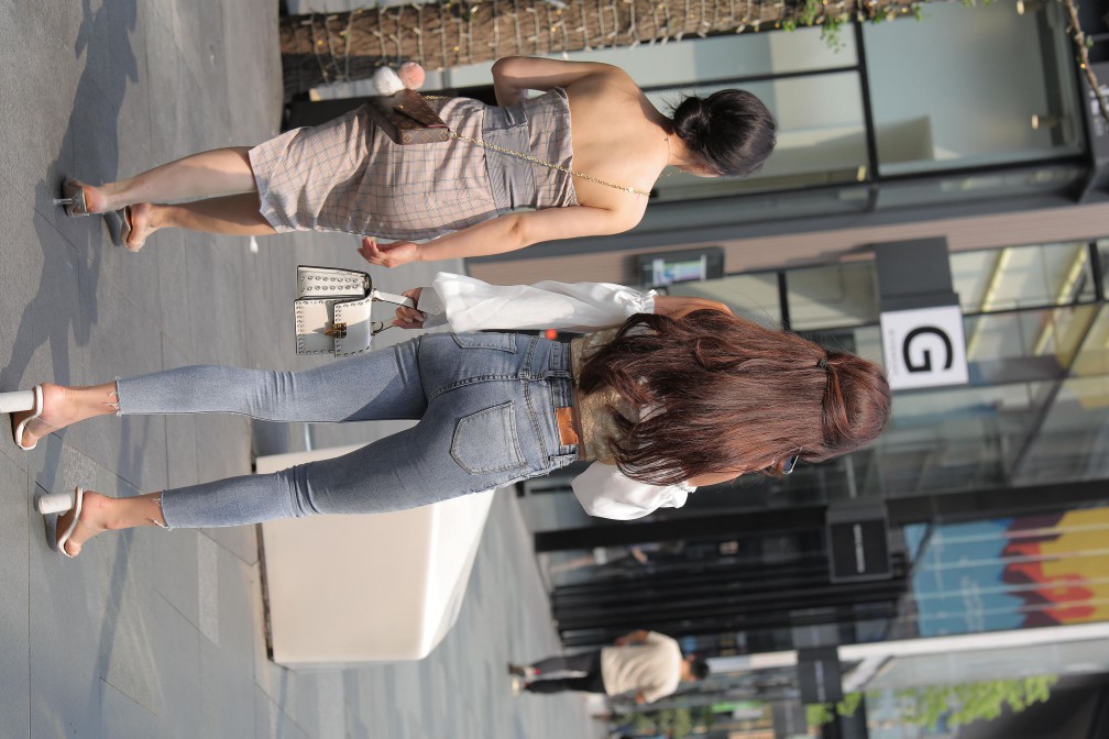 图片[2]-长相甜美的紧身牛仔裤姑娘【114P】00038-小李街拍