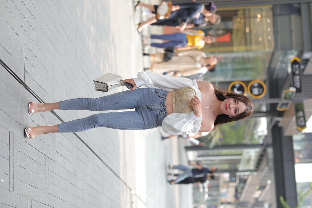 图片[3]-长相甜美的紧身牛仔裤姑娘【114P】00038-小李街拍