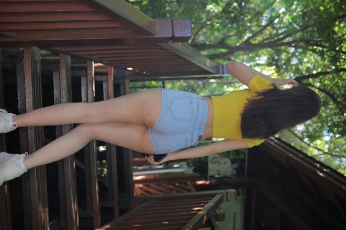 在户外散心的紧身牛仔短裤女孩【536P】00048-小李街拍