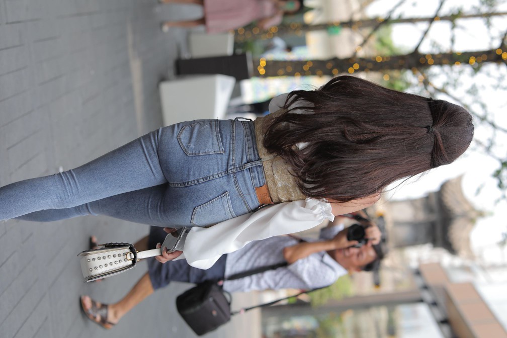 图片[4]-长相甜美的紧身牛仔裤姑娘【114P】00038-小李街拍