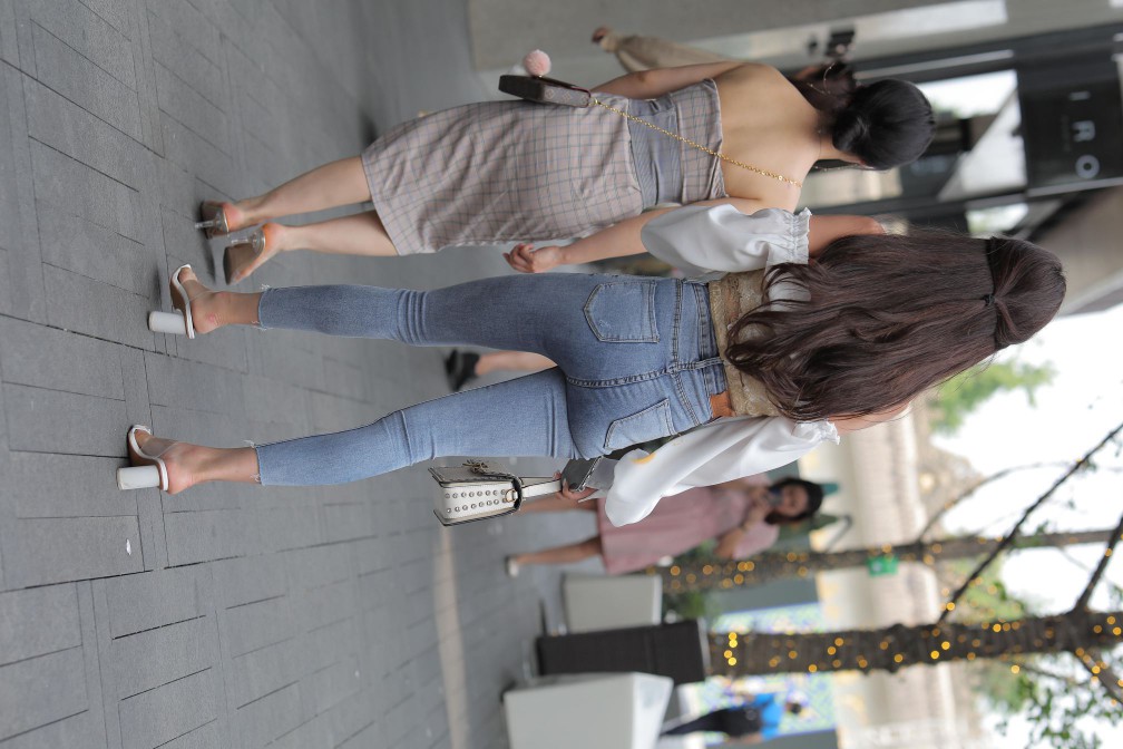 图片[5]-长相甜美的紧身牛仔裤姑娘【114P】00038-小李街拍